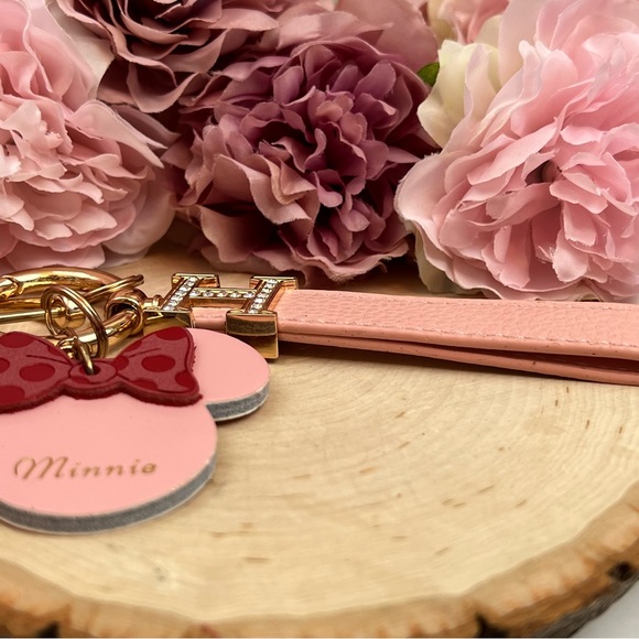 Gorgeous Pink Leather Minnie Mouse with Wrist Strap Key Fob Keychain - Picture 5 of 16